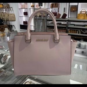Micheal Kors Selma Medium Crossbody